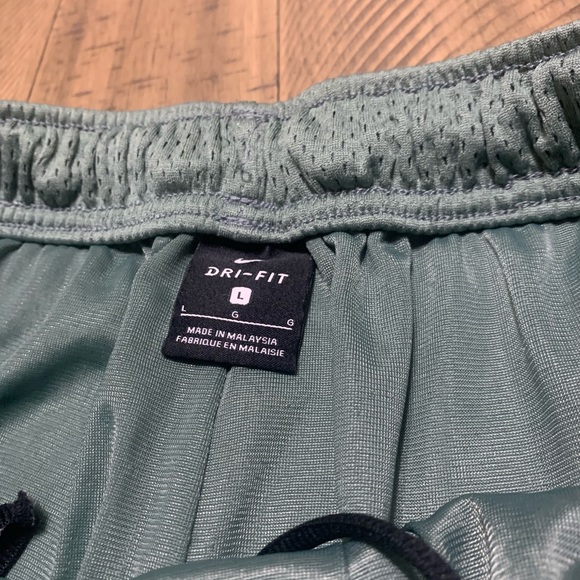 Nike Dri-Fit Shorts - Picture 3 of 4